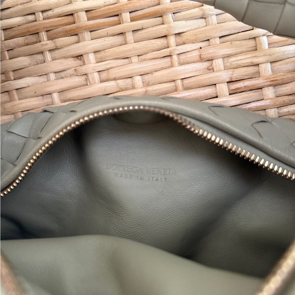 Bottega Veneta small jodie bag in green travertine - Picture 4 of 6